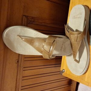 DANSKO Cece leather flip-flops thongs sz 37 (6 1/2-7) Like New Sand brown tan